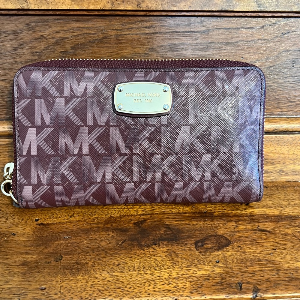 MICHAEL KORS wallet/wristlet. Burgundy.